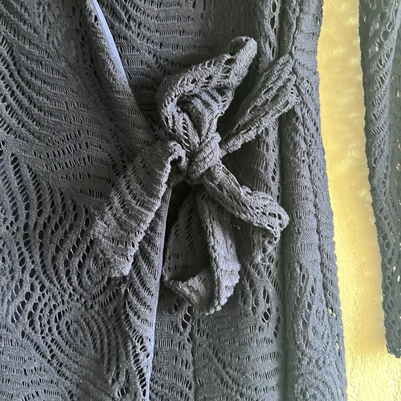 Lilly Pulitzer Lace Tiki Wrap Romper True Navy Feather Bloom Large - Picture 2 of 7